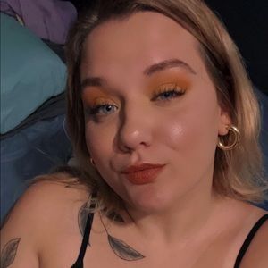 Meet your Posher, Caitlin